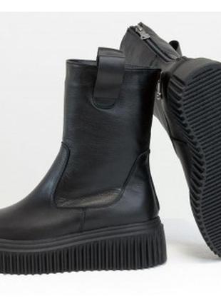 Высокие ботинки черного цвета из натуральной кожи, на зимней рифленой подошве платформе2 фото