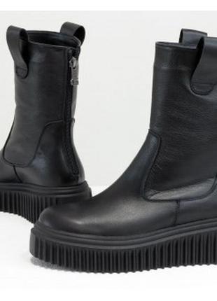 Високі черевики чорного кольору з натуральної шкіри, на зимовій рифленій підошві платформі