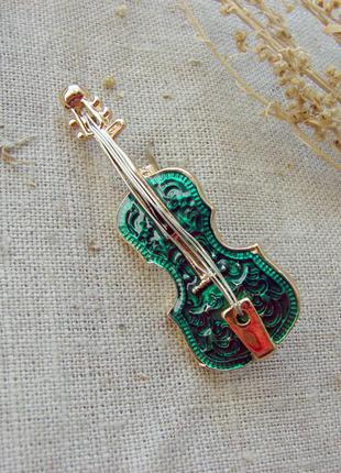 Оригінальна брошка у вигляді скрипки колір зелений золото