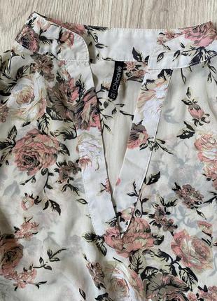 Легка блузка в квітковий принт з рукавом2 фото