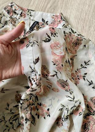 Легка блузка в квітковий принт з рукавом4 фото