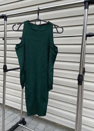 Зеленое платье с открытыми плечами в рубчик3 фото