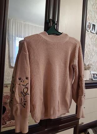 Тёплый свитер с вышывкой 2