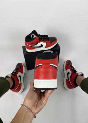 Женские кроссовки nike air jordan 1 retro красные с черным/белым5 фото