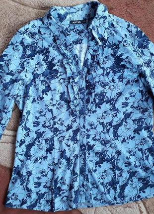 Голуба блузка з синіми квітами