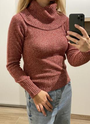 Бордовый свитер с большим воротником