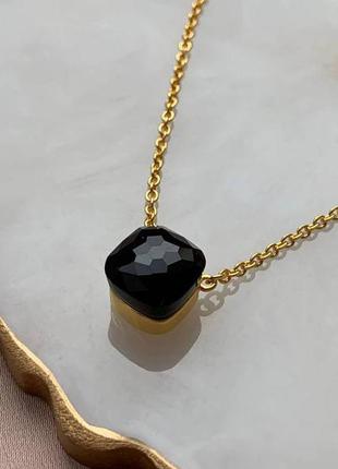 Брендовая подвеска с позолотой, чёрный камень