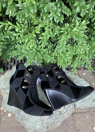 Ботильоны чёрные на танкетке