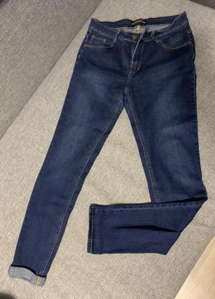 Темно-синие джинсы