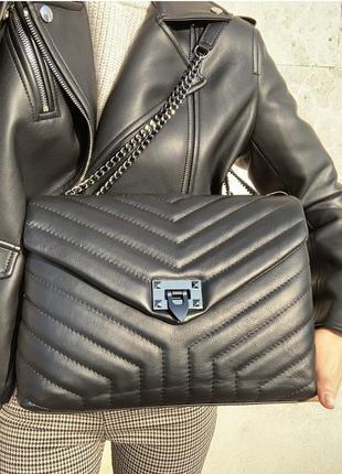Кожаная женская сумочка крос боди чёрная стёганная на цепочке4 фото