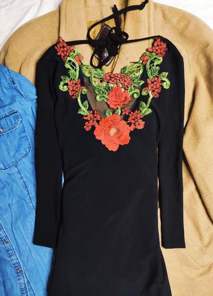 Quiz платье чёрное по фигуре карандаш футляр миди с длинным рукавом красная вышивка цветы5 фото
