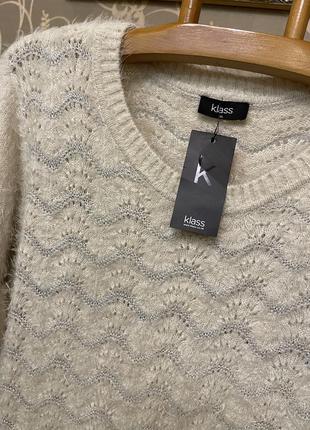 Очень красивый и стильный брендовый вязаный свитер светлого цвета.