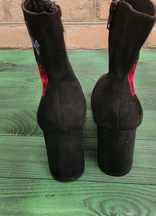 Роскошные сапоги с вышивкой