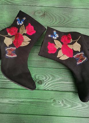 Роскошные сапоги с вышивкой