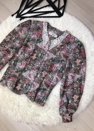 Блузка в ретро стилі з фактурним коміром