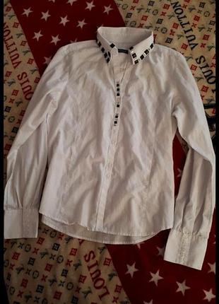 Біленька блуза рубашка сорочка із вишитим комірцем atmosphere