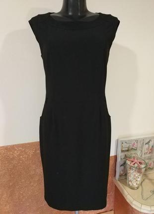 Фирменное, базовое, черное платье футляр с карманами.