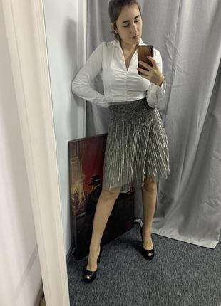 Ярка блестящая юбка в паетку