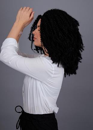 Перука чорний каре з афро кучерями жіночий на сітці з термоволос