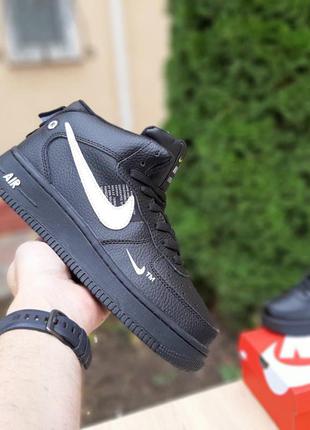 Зимние женские черно-белые кроссовки мех цигейка nike air force 1 mid lv8🆕найк аир форс7 фото