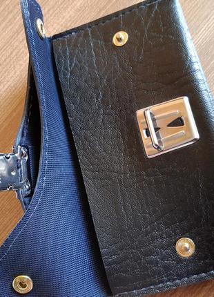 Чорний гаманець з витисненої шкіри на засувці і кнопках. італія8 фото