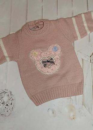 Очень красивый и теплый кремов-розовый свитер на девочек  с украшением