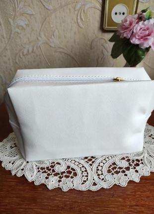 Новая белая косметичка dove