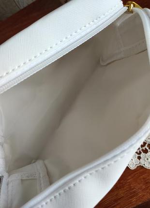 Новая белая косметичка dove