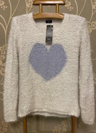 Очень красивый и стильный белый свитер.