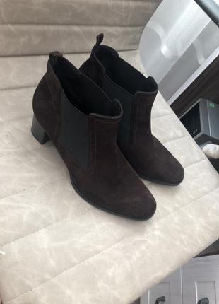 Замшевые ботинки