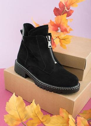 Жіночі чорні черевики на низькому каблуці