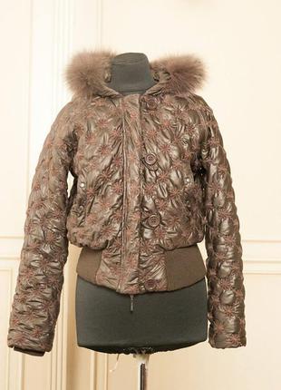 Короткая коричневая куртка с шикарным капюшоном s m зимняя курточка