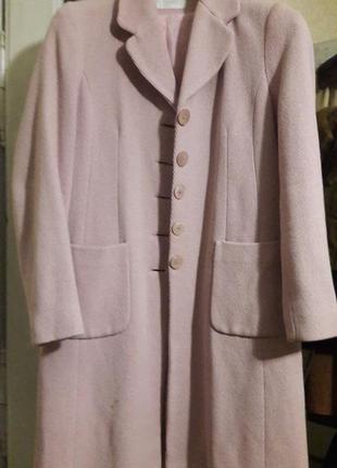 Отличное пальто нежно розового цвета. ткань в еле заметный рубчик