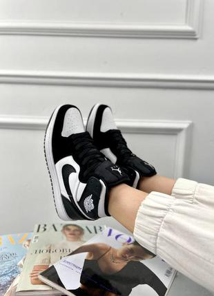 Женские кроссовки nike air jordan 1 retro white/black