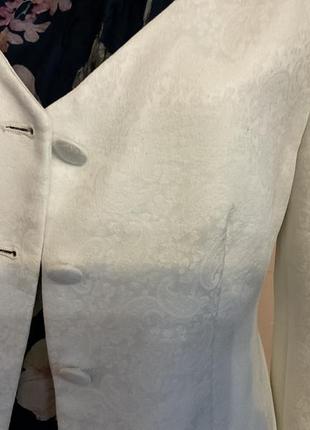 Короткий белый жакет/m/brend jaspal tailors4 фото