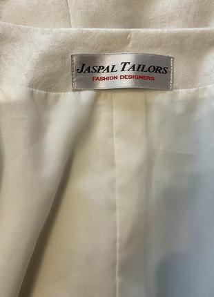 Короткий белый жакет/m/brend jaspal tailors3 фото