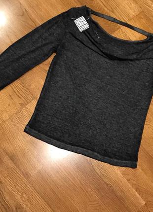 Стильна футболка з довгими рукавами