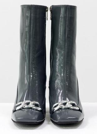 Эксклюзивные кожаные лаковые ботинки серого цвета на каблуке с цепью2 фото