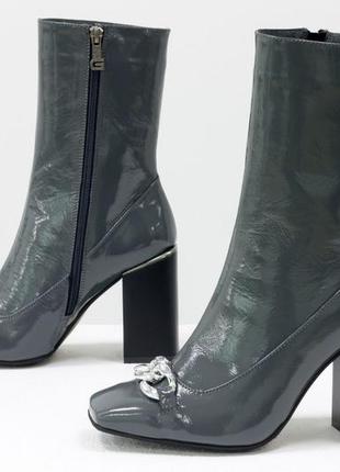 Эксклюзивные кожаные лаковые ботинки серого цвета на каблуке с цепью4 фото