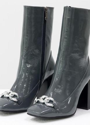 Эксклюзивные кожаные лаковые ботинки серого цвета на каблуке с цепью3 фото