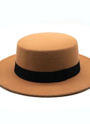Стильная фетровая шляпа канотье с лентой бежевый
