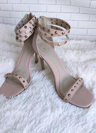 Нюдовые босоніжки, черевики з шипами