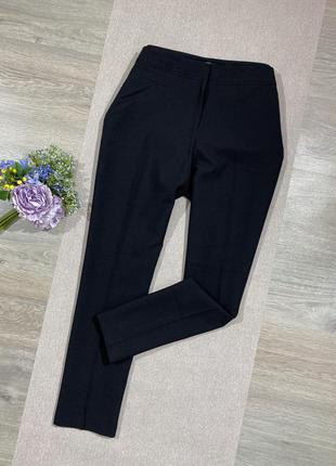 Актуальные чёрные брюки.