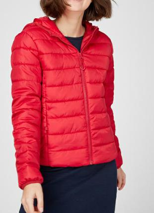 Актуальна коротка куртка на синтепоні terranova