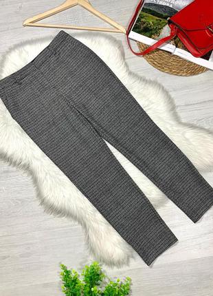 Зауженные к низу брюки классика