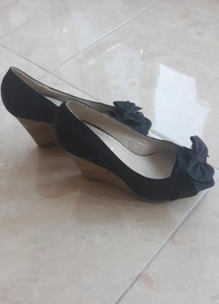 Босоніжки на танкетці