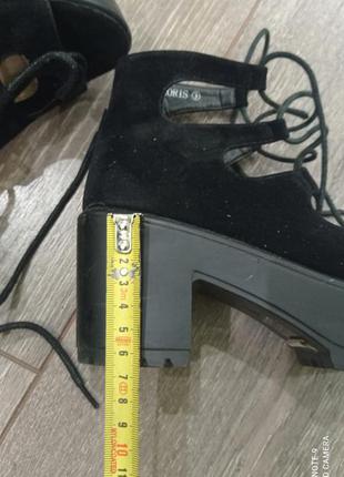 Чёрные замшевые босоножки на платформе протектор застёжка шнуровка через ножку10 фото