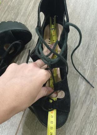 Чёрные замшевые босоножки на платформе протектор застёжка шнуровка через ножку8 фото