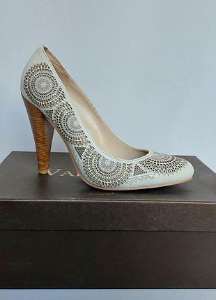 Суперціна. vallenssia туфлі з перфорацією. шкіра. нові, р-ри 35, 36