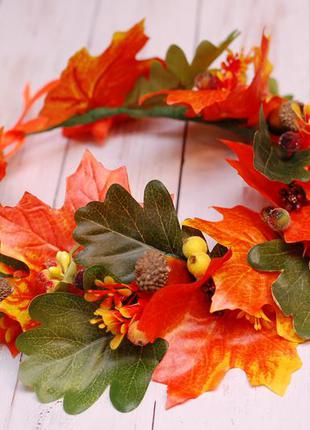 Осінній вінок віночок з листям клена, дуба та жолудями